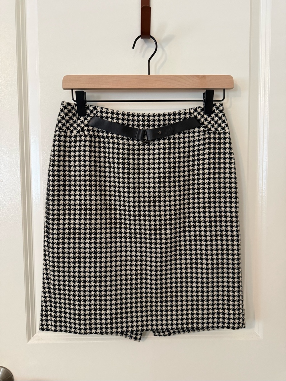 Black and White Houndstooth Pencil Skirt with Belt